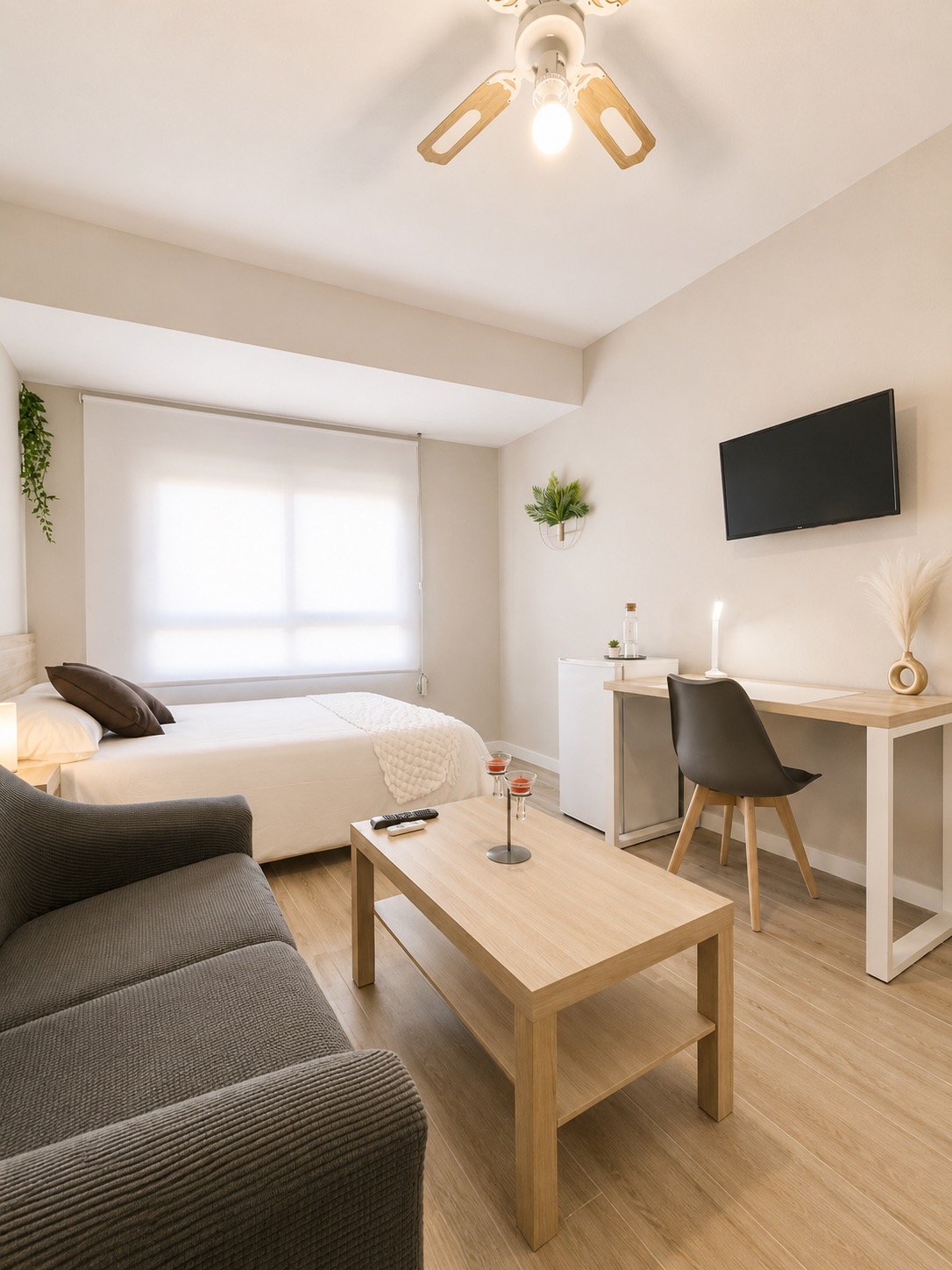 Habitación Plutón, Ceres 3 — cama y escritorio