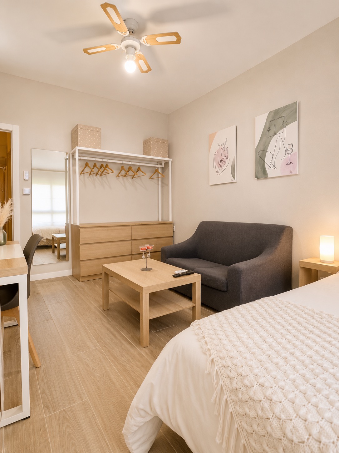 Habitación Plutón, Ceres 3 — armario y sofá