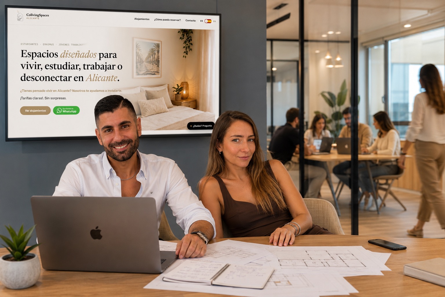 Roberto y Sandra, fundadores de ColivingSpaces Alicante, en su oficina